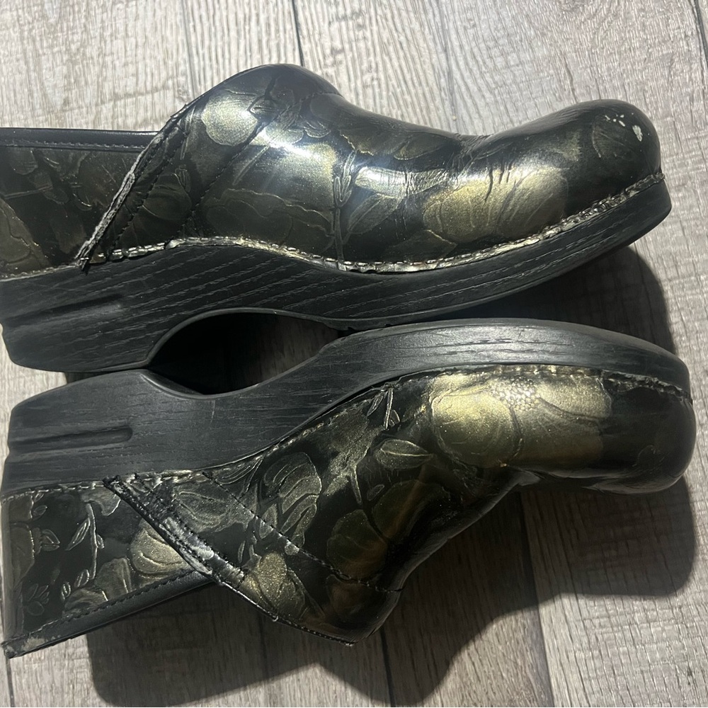 Elegant Black and Gold Women's Clogs